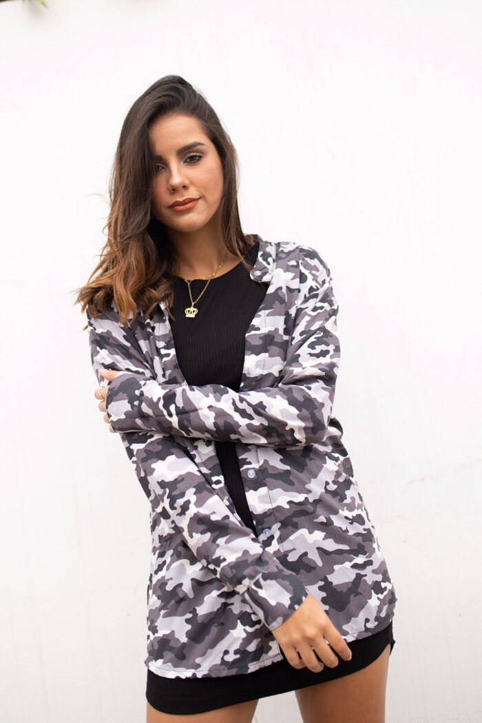 camisa oversize gris camuflado